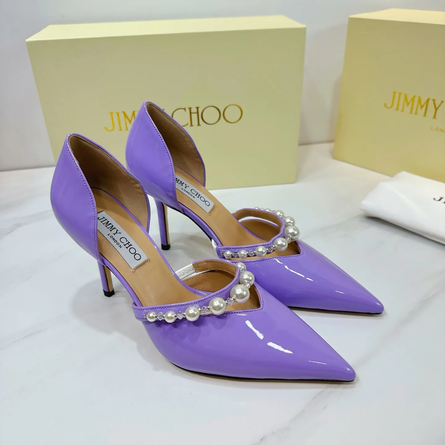 👟👟Ex-factory price 620👟👟 JIMMY CHOO (Jimmy CHOO) 💝💝💝 is a very comprehensive noble fashion lifestyle brand, with a series of women's high-heeled, medium-heeled, flat-heeled sandals with the same straps from major fashion bloggers and celebrities in Hong Kong and the United States.  The Australian pointed toe, round toe and square toe series are simply beautiful. Fall in love with elegance and playful sense of the future. Just by looking at them, you want to own them immediately, but you can really think about a pair of exquisite high heels~~~~~~~~~~~~~~~~~ 💝This series is specially designed for extraordinary and indifferent ladies, thus creating a unique overall effect, Jimmy Choo Design products that inspire women to move forward and show their charm💝💝💝 1⃣️Material: Imported patent leather 2⃣️Inner: Imported Italian lambskin, super soft and delicate 3⃣️Outsole: Imported Italian original original color genuine leather outsole Heel height 8.5 4⃣️Code number: 35 to 39 (34.40.41.42. Customized)
